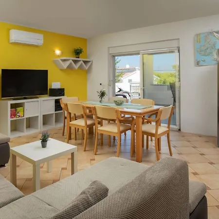 Lavendel With Pool Apartment